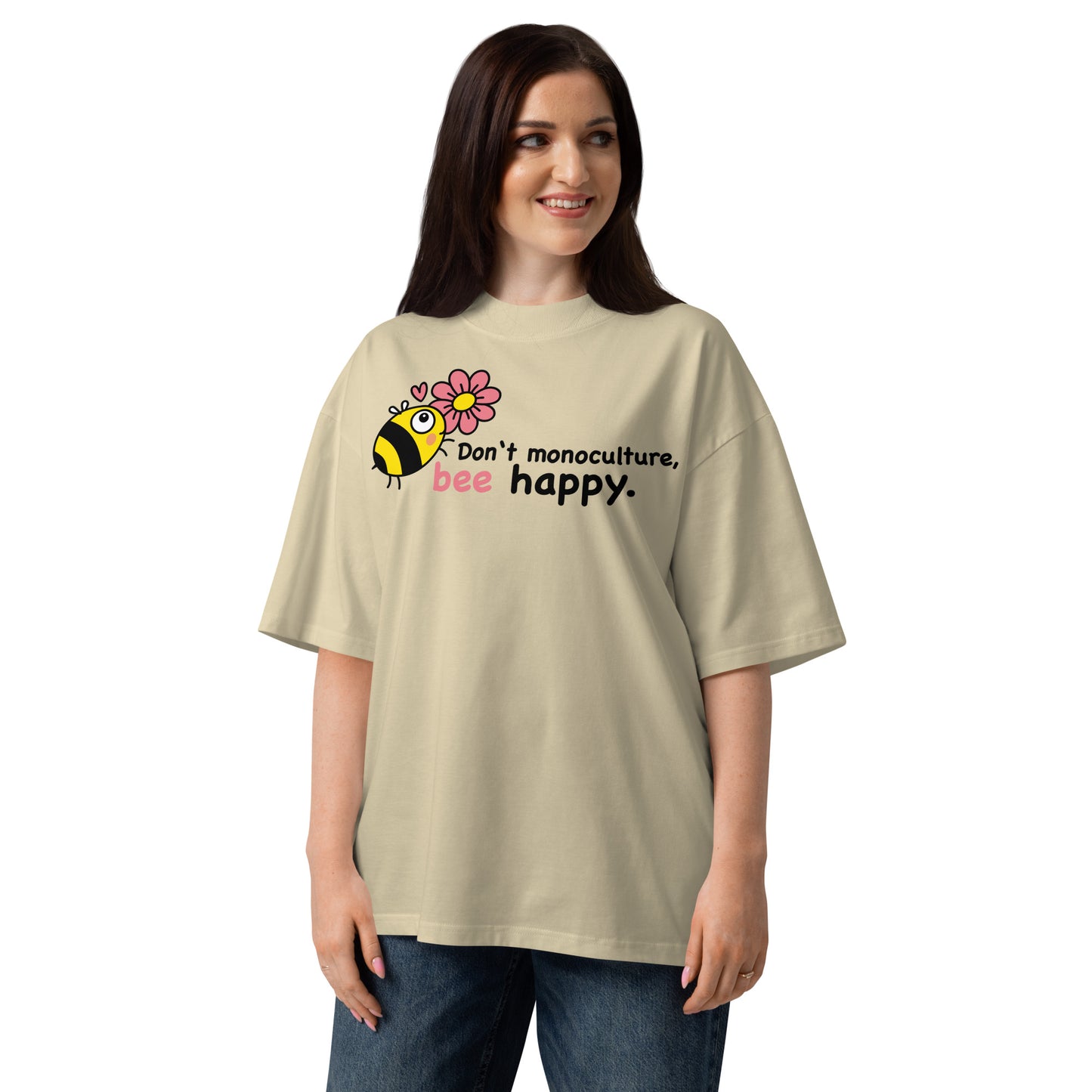 Beiges Bio-Baumwoll-Oversized-Shirt mit „Save the bees“-Design, Biene und Blumen-Grafik und lockerer Passform.