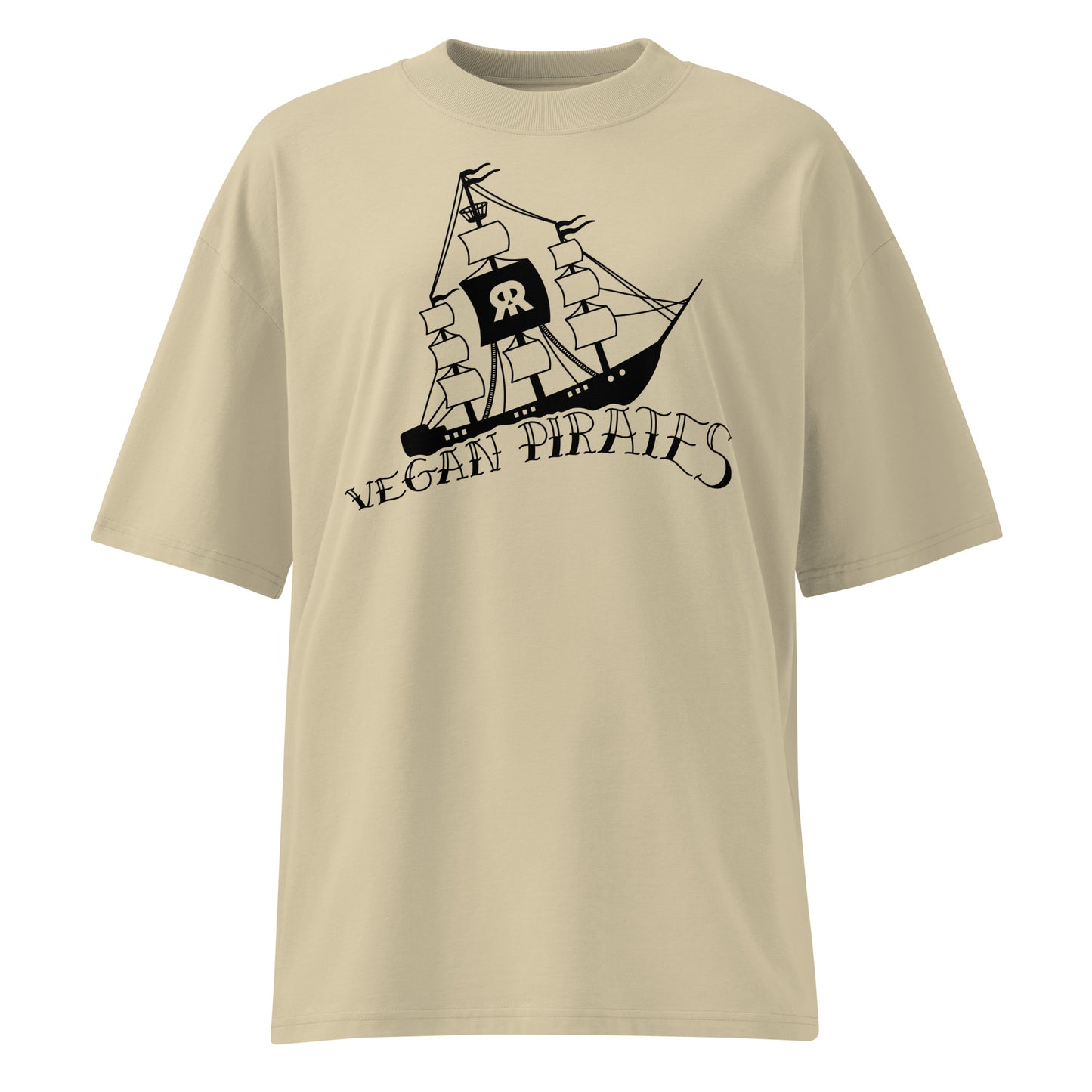 Beiges Oversized-Shirt aus Bio-Baumwolle mit schwarzem Vegan Pirates Segelschiff-Druck und tief angesetzten Schultern.