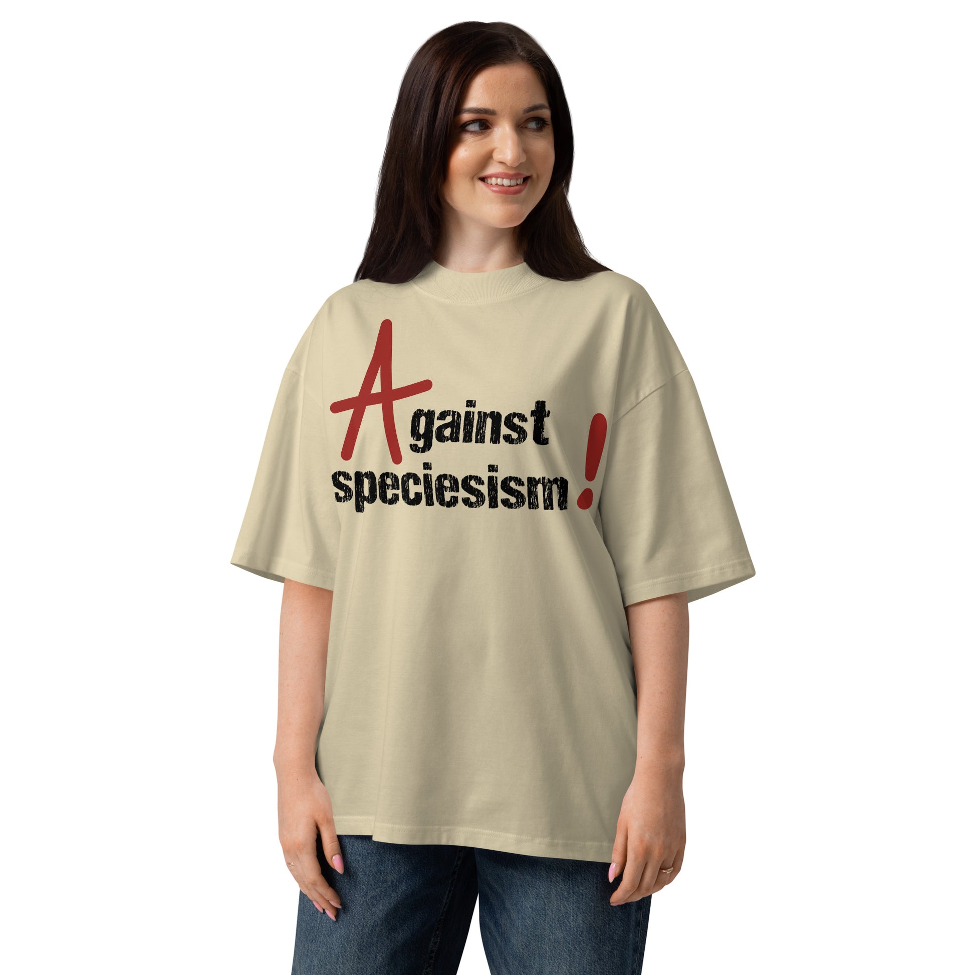 Beiges Bio-Baumwoll-Oversized-Shirt mit rotem und schwarzem „Against speciesism“-Aufdruck und tief angesetzten Schultern.