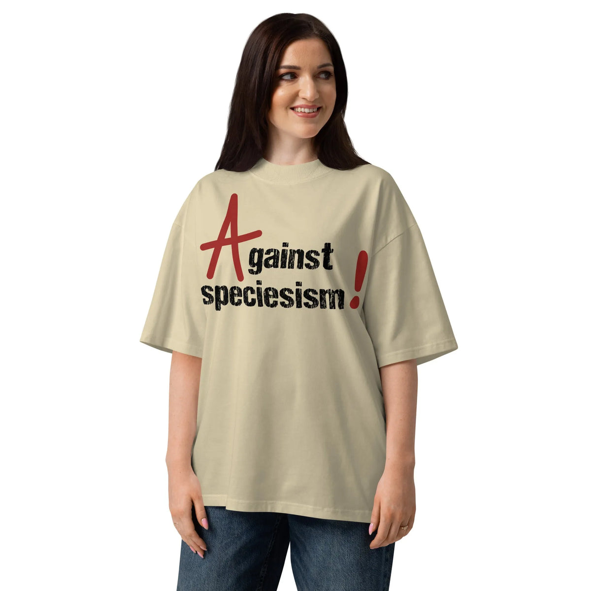 Oversized T‑Shirt hellbeige mit Frontaufdruck „Against speciesism!“ am Model getragen