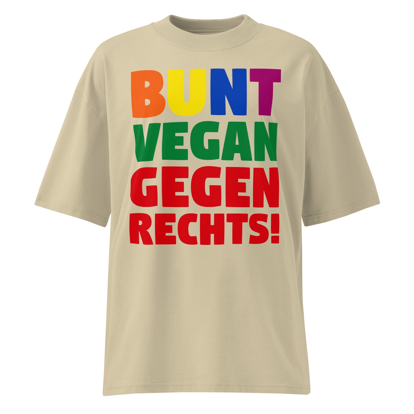 Beiges Bio-Baumwoll-Shirt im Oversized-Schnitt mit buntem „BUNT, VEGAN UND GEGEN RECHTS!“ Schriftzug.