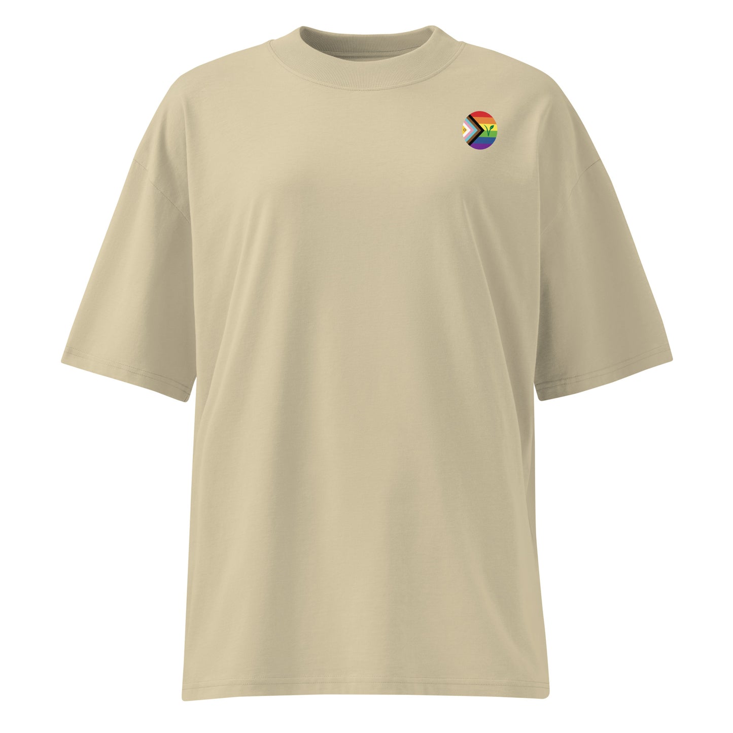 Beiges Bio-Baumwoll-Oversized-Shirt mit LGBTQAI+ Vegan-Logo auf der Brust.