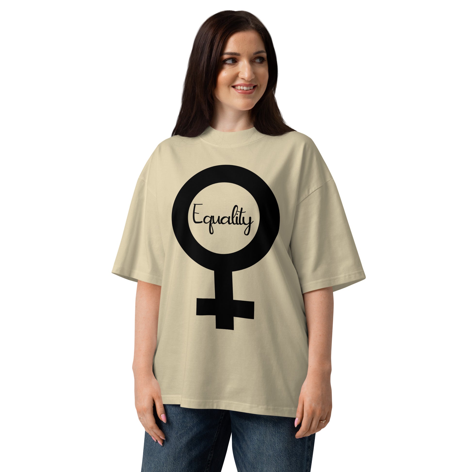 Beiges Bio-Baumwoll Oversized-Shirt mit schwarzem Feminismus-Symbol und Equality-Schriftzug.