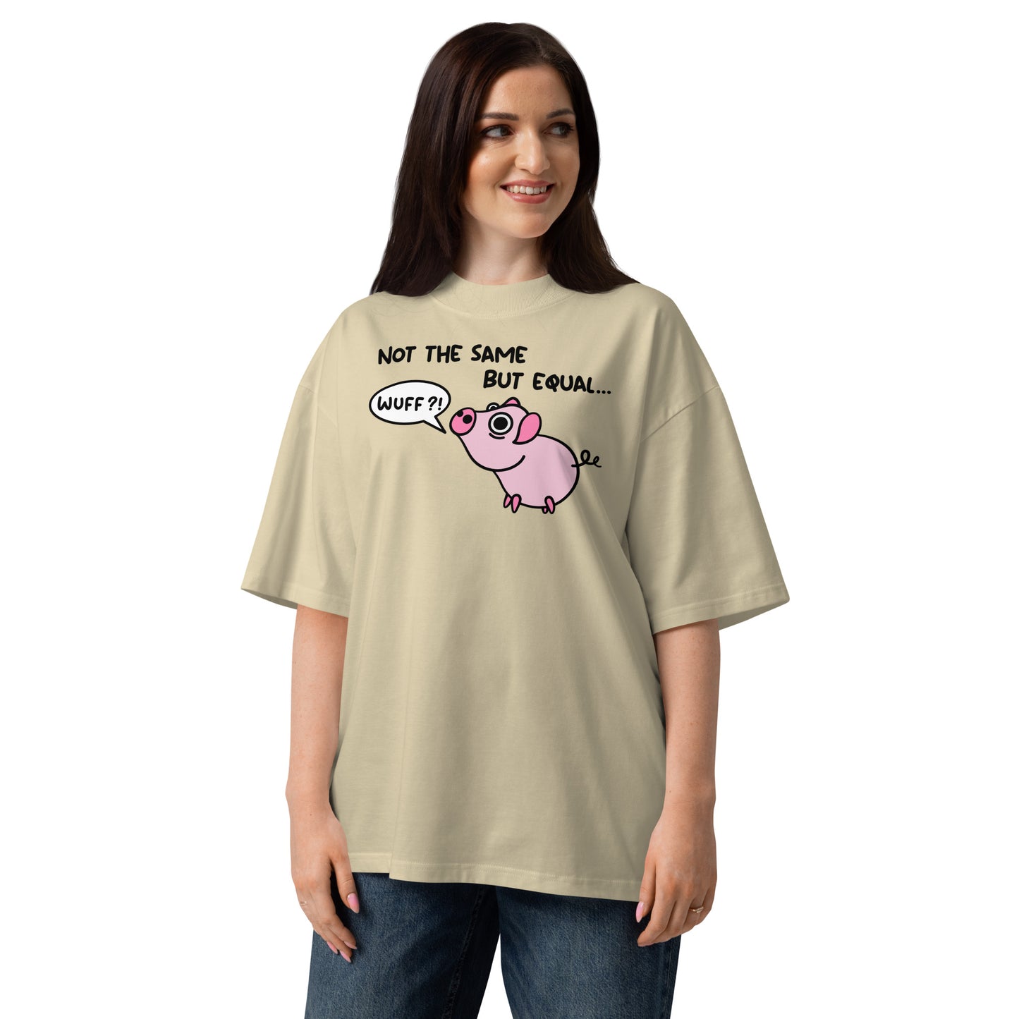 Beiges Bio-Baumwoll-Oversized-Shirt mit Schweine-Grafik und dem Spruch Not the same but equal an einer Frau.