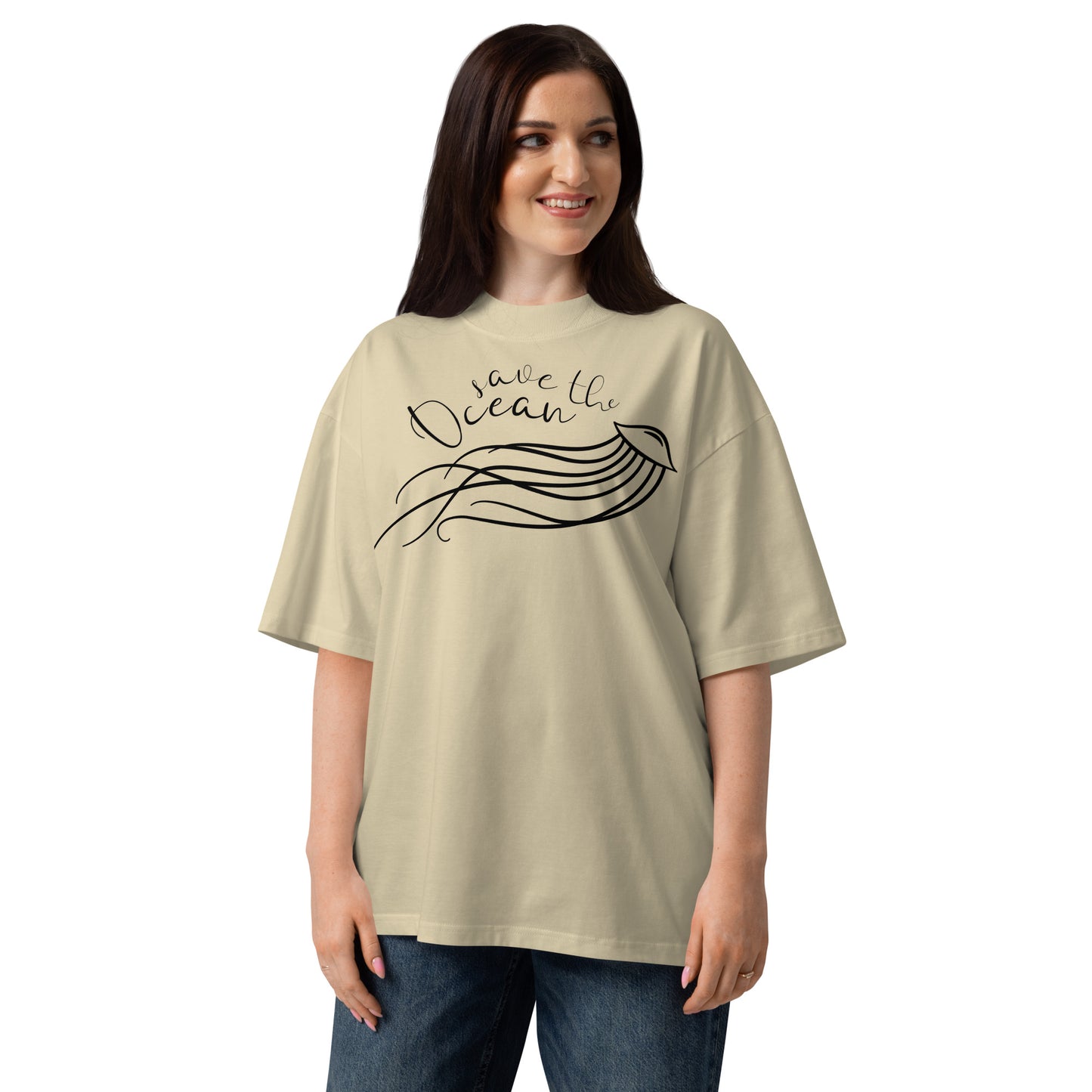 Beiges Bio-Baumwoll-Oversized-Shirt mit schwarzem „Save the Ocean“-Quallen-Print und überschnittenen Schultern.