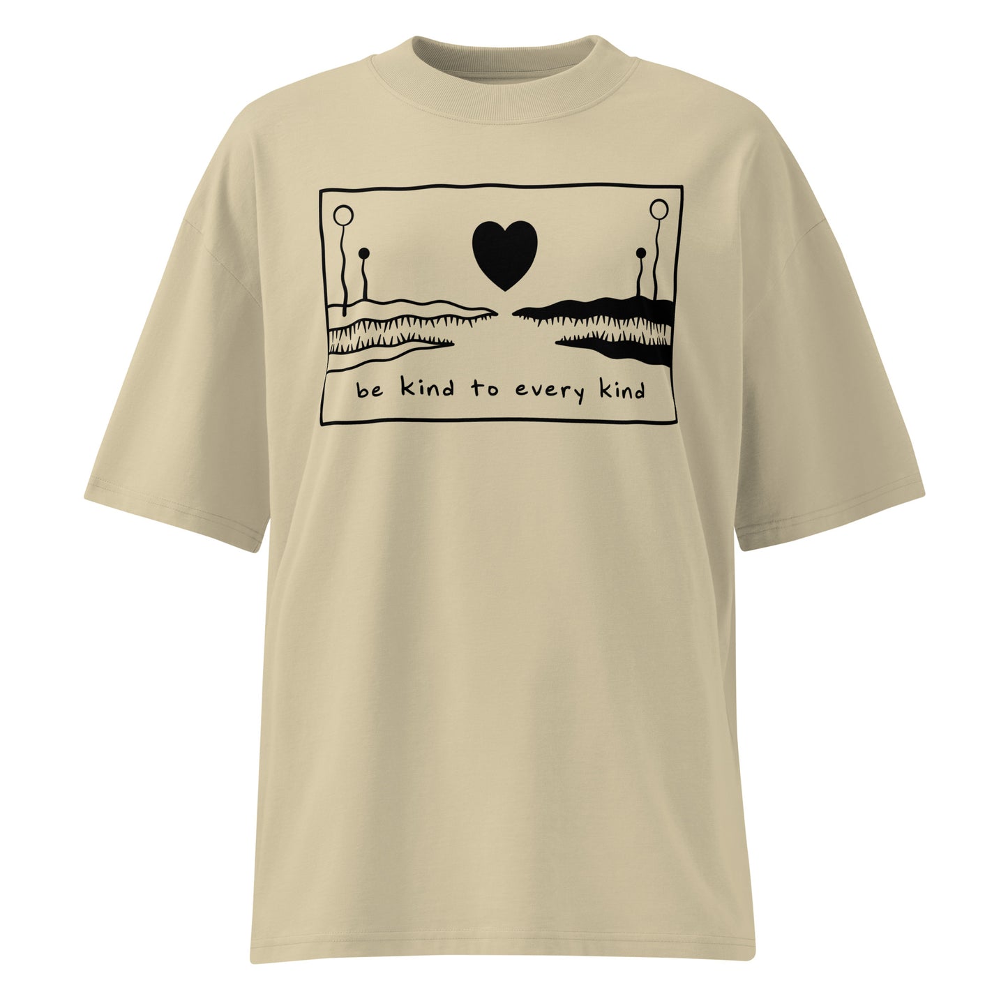 Beiges Oversized-Shirt aus Bio-Baumwolle mit schwarzem Strange Love-Print und dem Schriftzug Be kind to every kind.