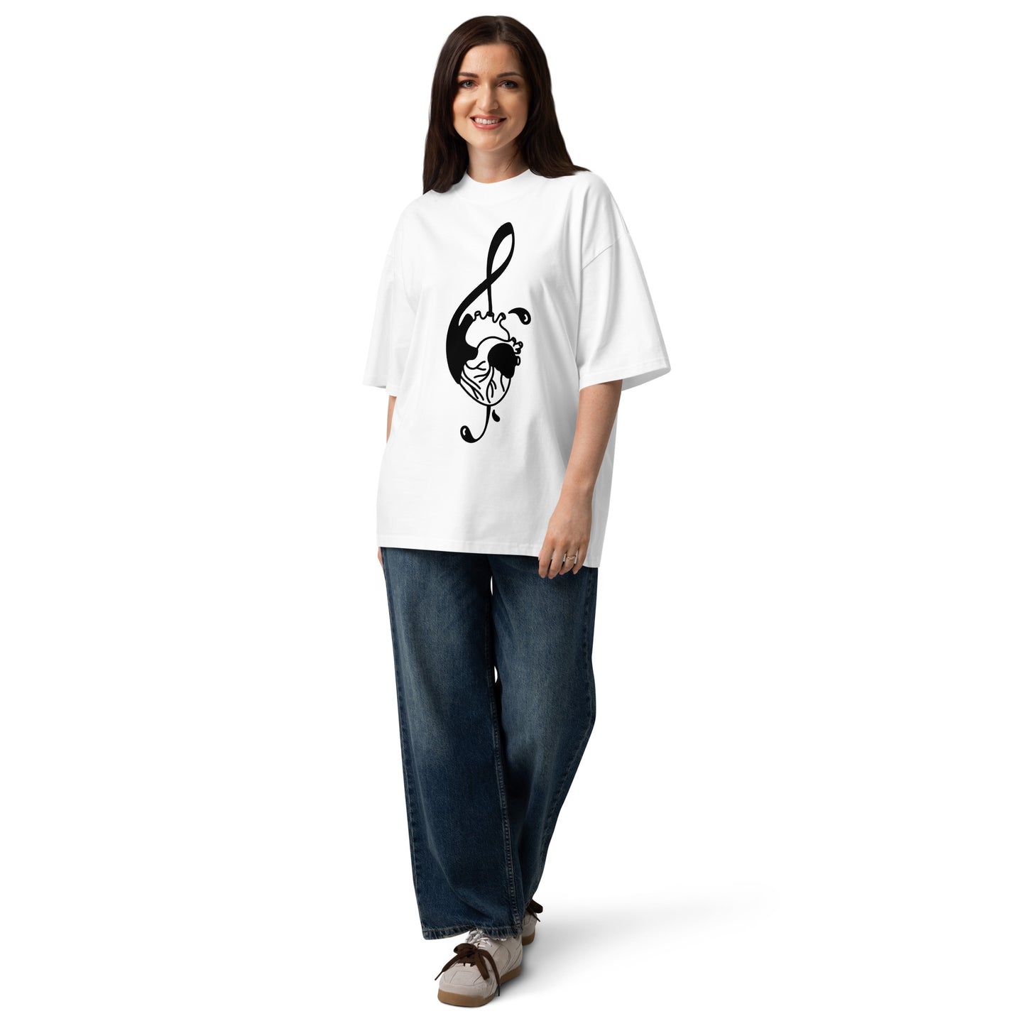 Weißes Oversized-Shirt aus Bio-Baumwolle mit schwarzem Notenschlüssel-Herz-Print für Musikliebhaber.