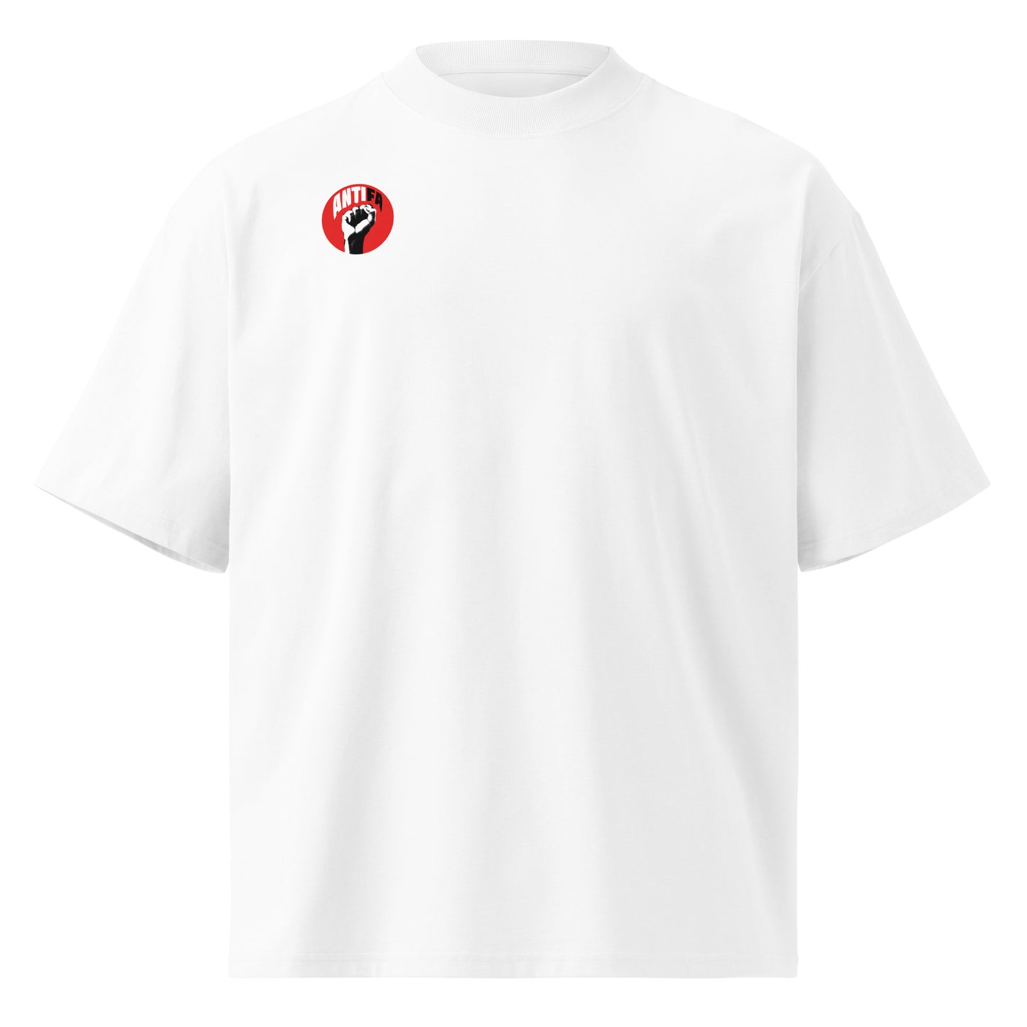 Weißes Bio-Baumwoll-Oversized-Shirt mit Antifa-Faust-Logo auf der Brust.