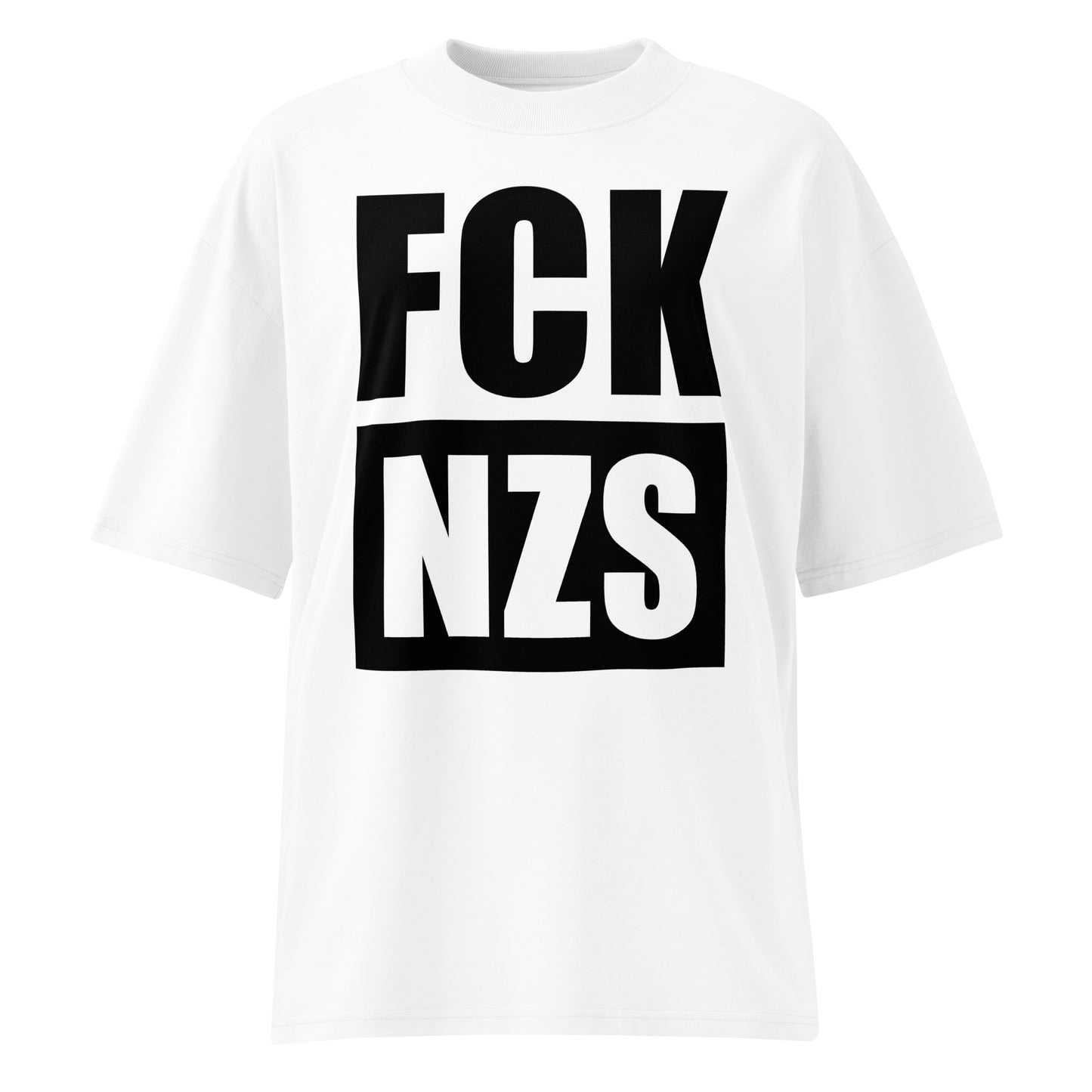 Weißes Bio-Baumwoll-Oversized-Shirt mit schwarzem FCK NZS Aufdruck und tief angesetzten Schultern.