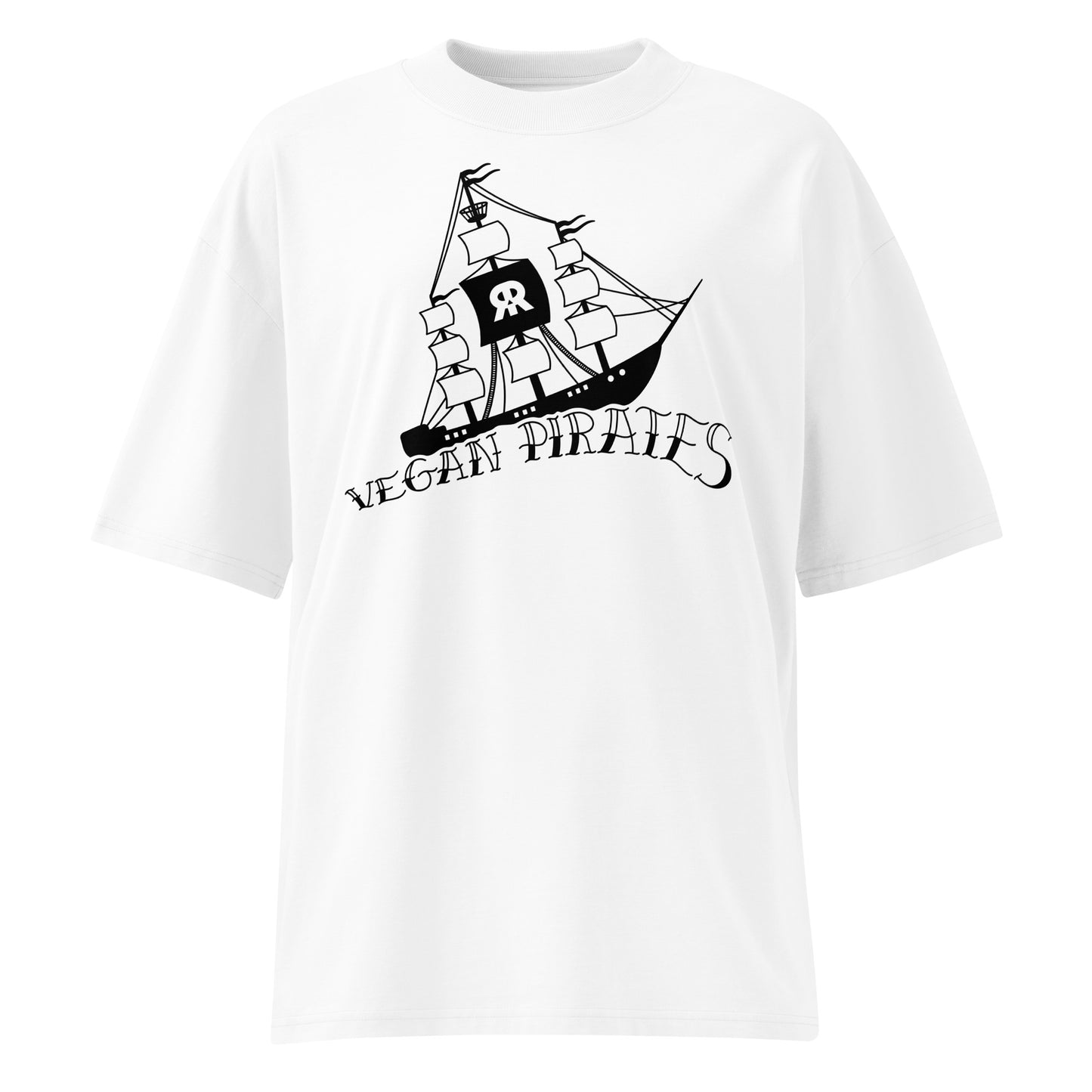 Weißes Bio-Baumwoll-Oversized-Shirt mit schwarzem Vegan Pirates Segelschiff-Print und gesenkten Schultern.