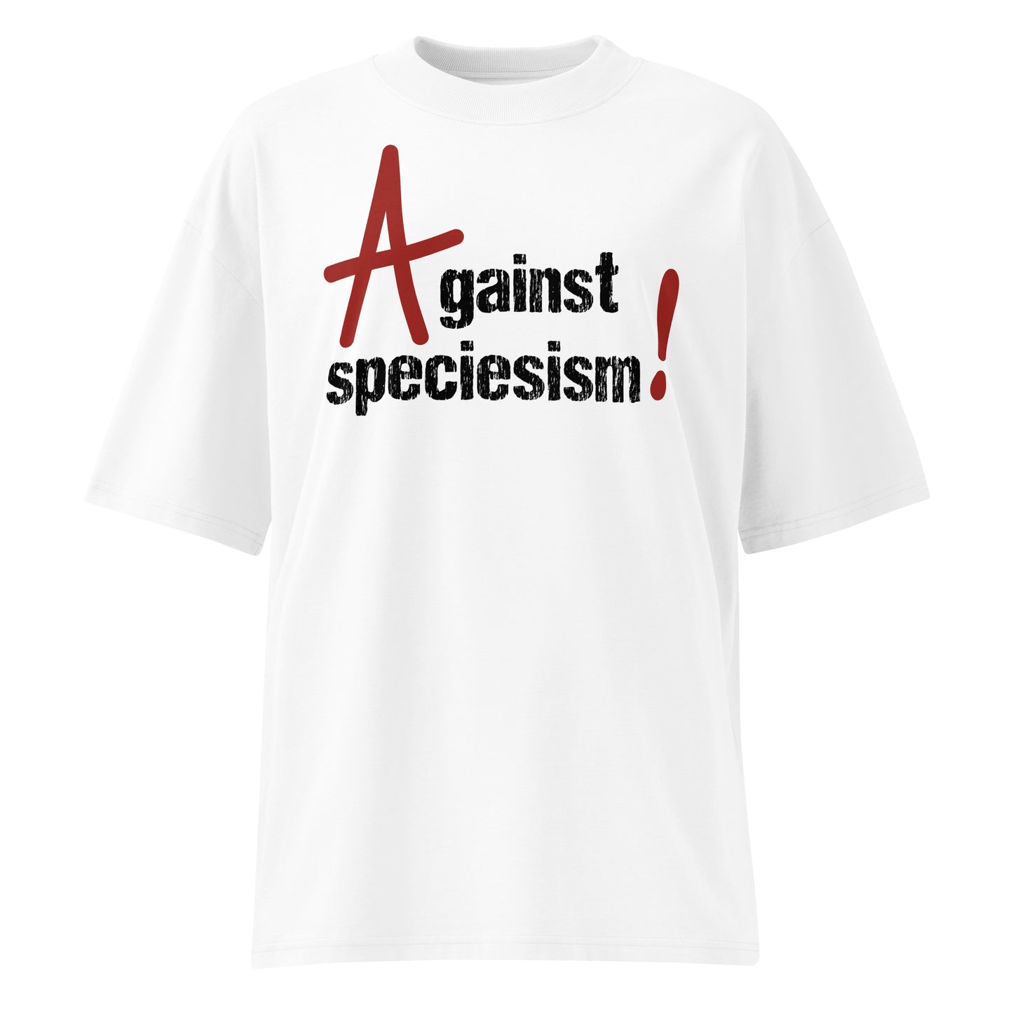 Weißes Bio-Baumwoll-Oversized-Shirt mit rotem und schwarzem „Against speciesism“-Aufdruck und überschnittenen Schultern.