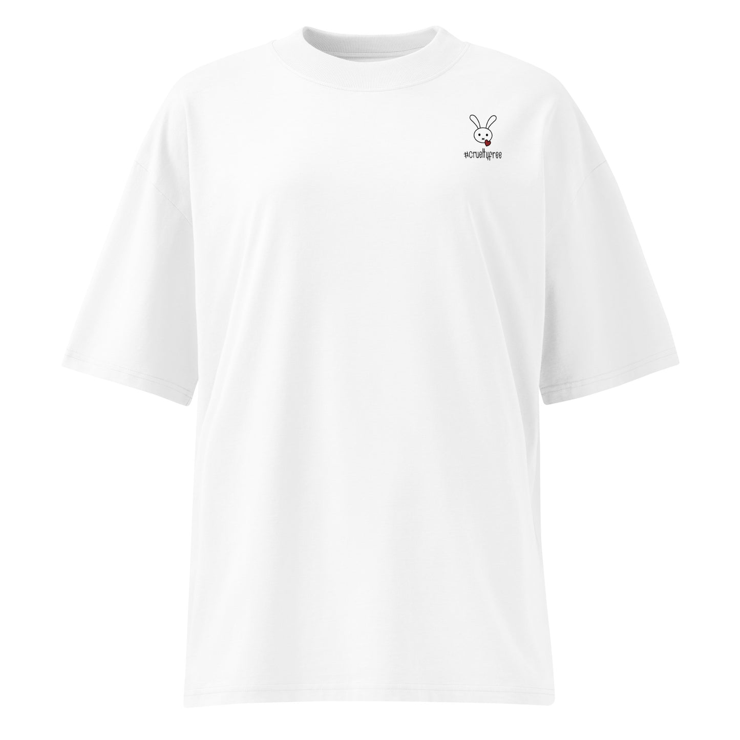 Weißes Bio-Baumwoll-Oversized-Shirt mit kleinem Hasen-Logo und #crueltyfree Schriftzug auf der Brust.