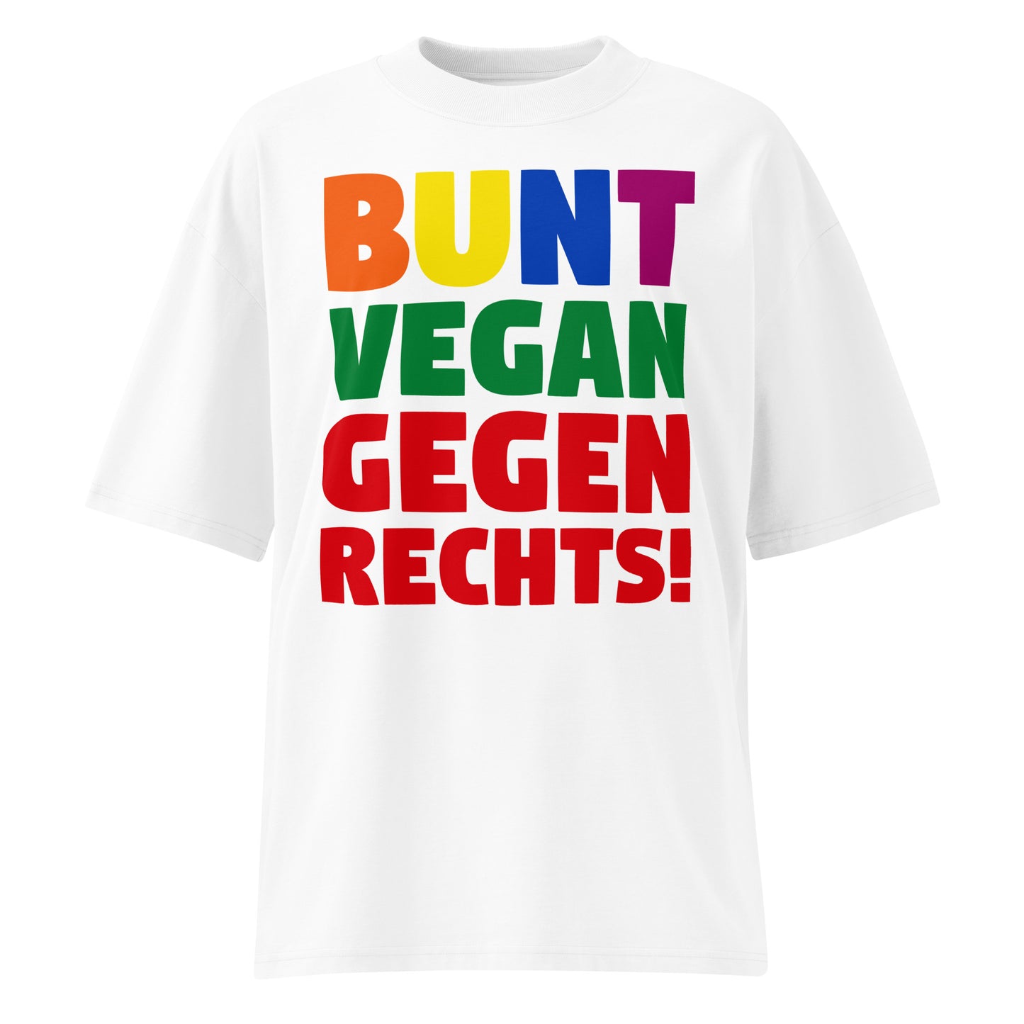 Weißes Oversized-T-Shirt aus Bio-Baumwolle mit buntem „BUNT, VEGAN, GEGEN RECHTS!“ Schriftzug auf der Vorderseite.