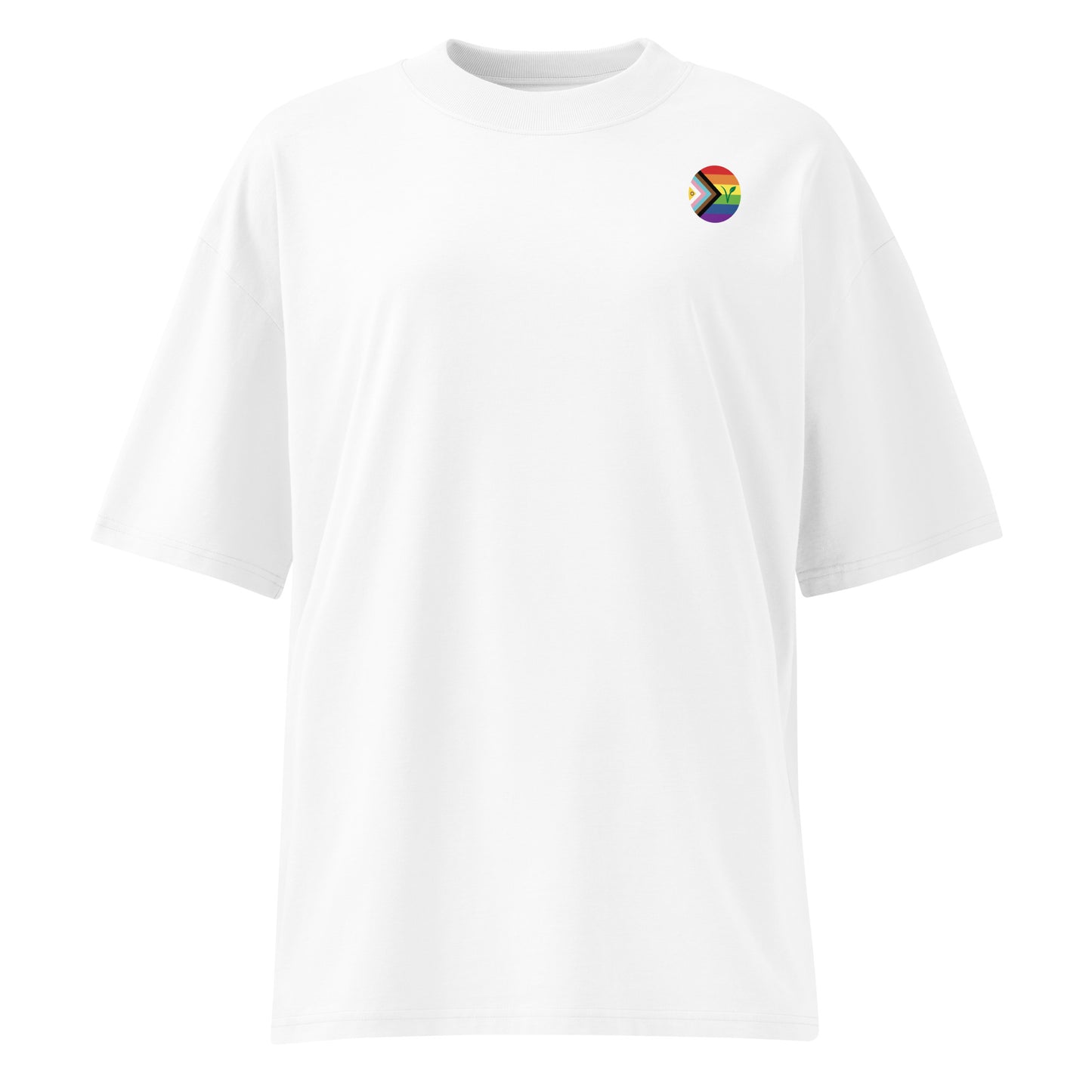 Weißes Bio-Baumwoll-Oversized-Shirt mit LGBTQAI+ und Vegan-Logo-Badge auf der Brust.