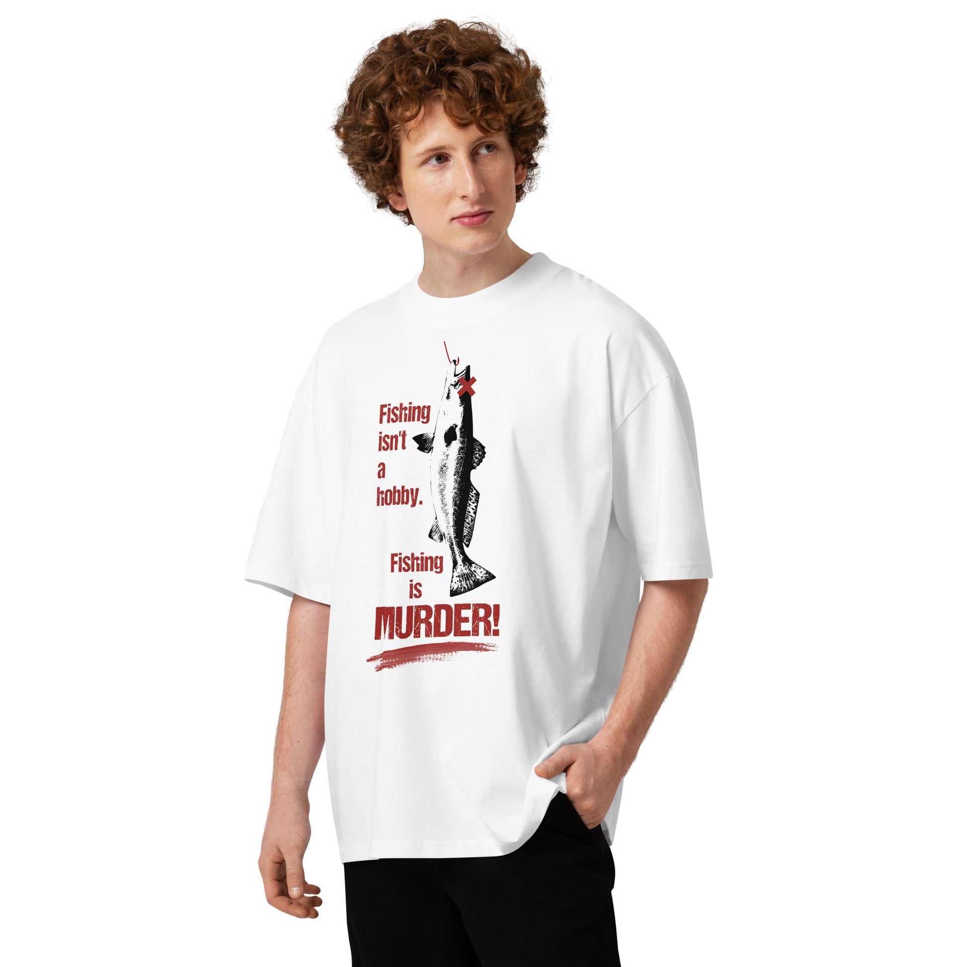 Weißes Bio-Baumwoll-Oversized-Shirt mit rotem „Fishing is MURDER!“ Aufdruck und Fisch-Grafik an einem jungen Mann.
