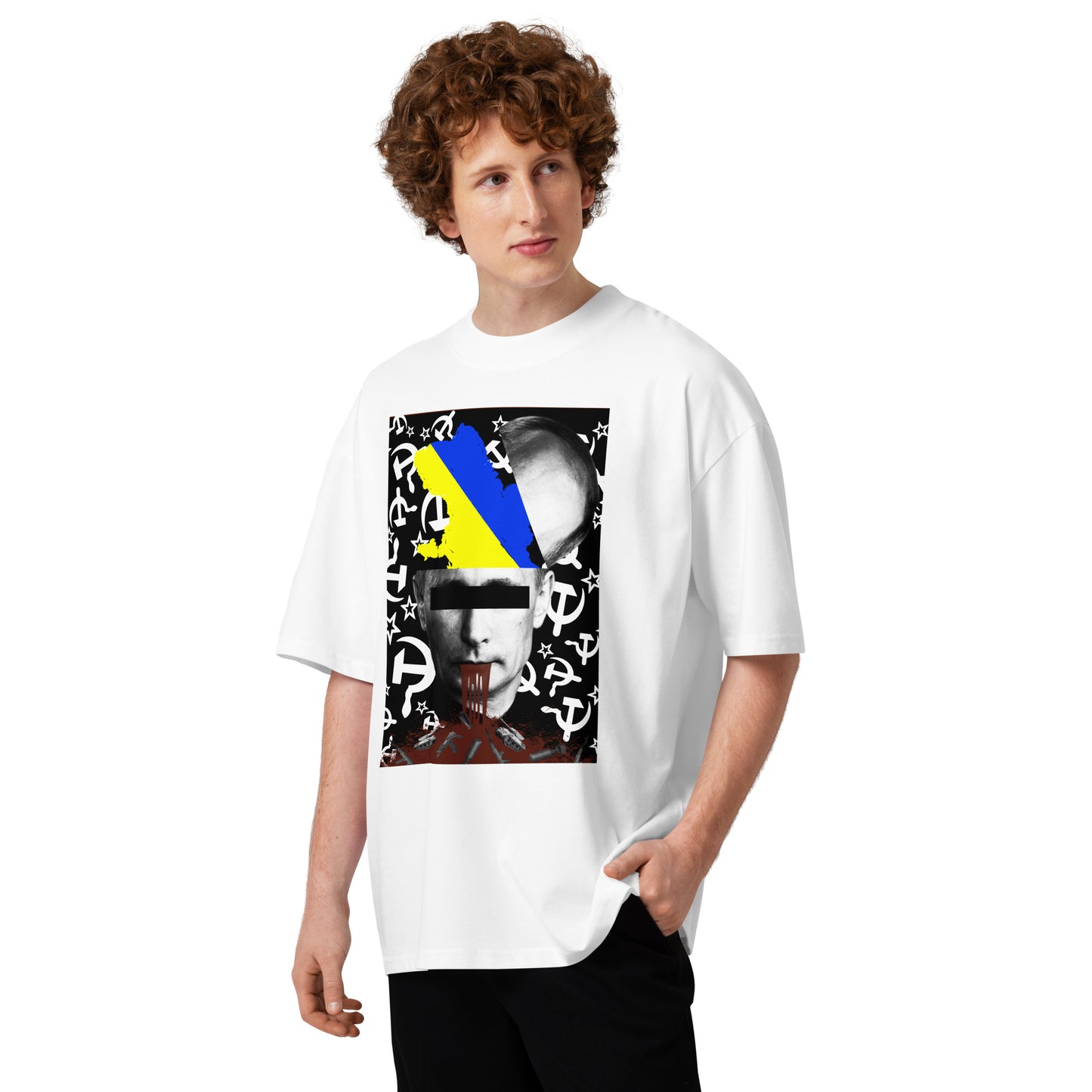 Weißes Oversized-T-Shirt aus Bio-Baumwolle mit STOP WAR Grafikprint, tief angesetzten Schultern und modernem Schnitt.
