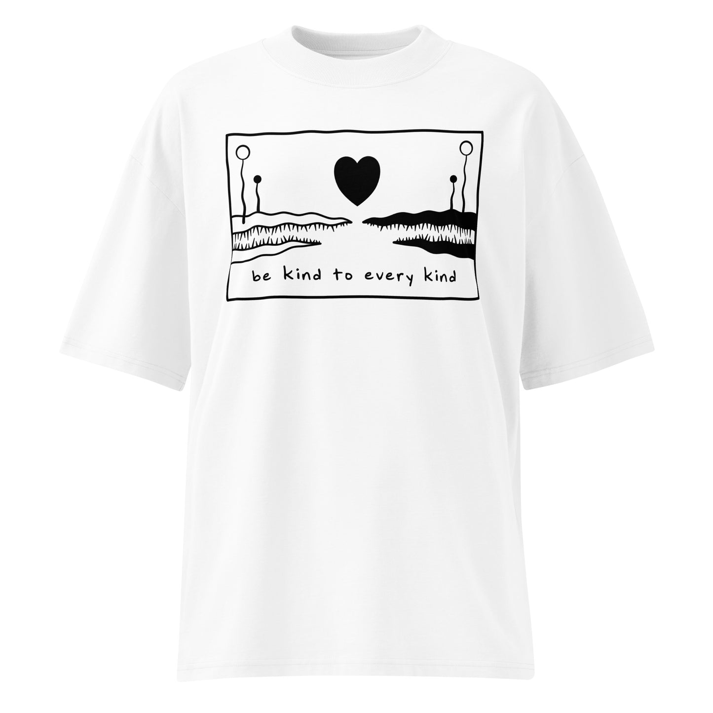 Weißes Bio-Baumwoll-Oversized-Shirt mit schwarzem „Be kind to every kind“-Herz-Print und überschnittenen Schultern.