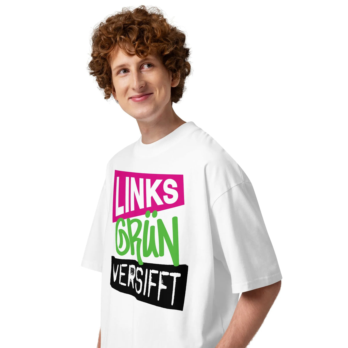 Oversize-T-Shirt weiß mit Frontprint „LINKS GRÜN VERSIFFT“, frontal getragen
