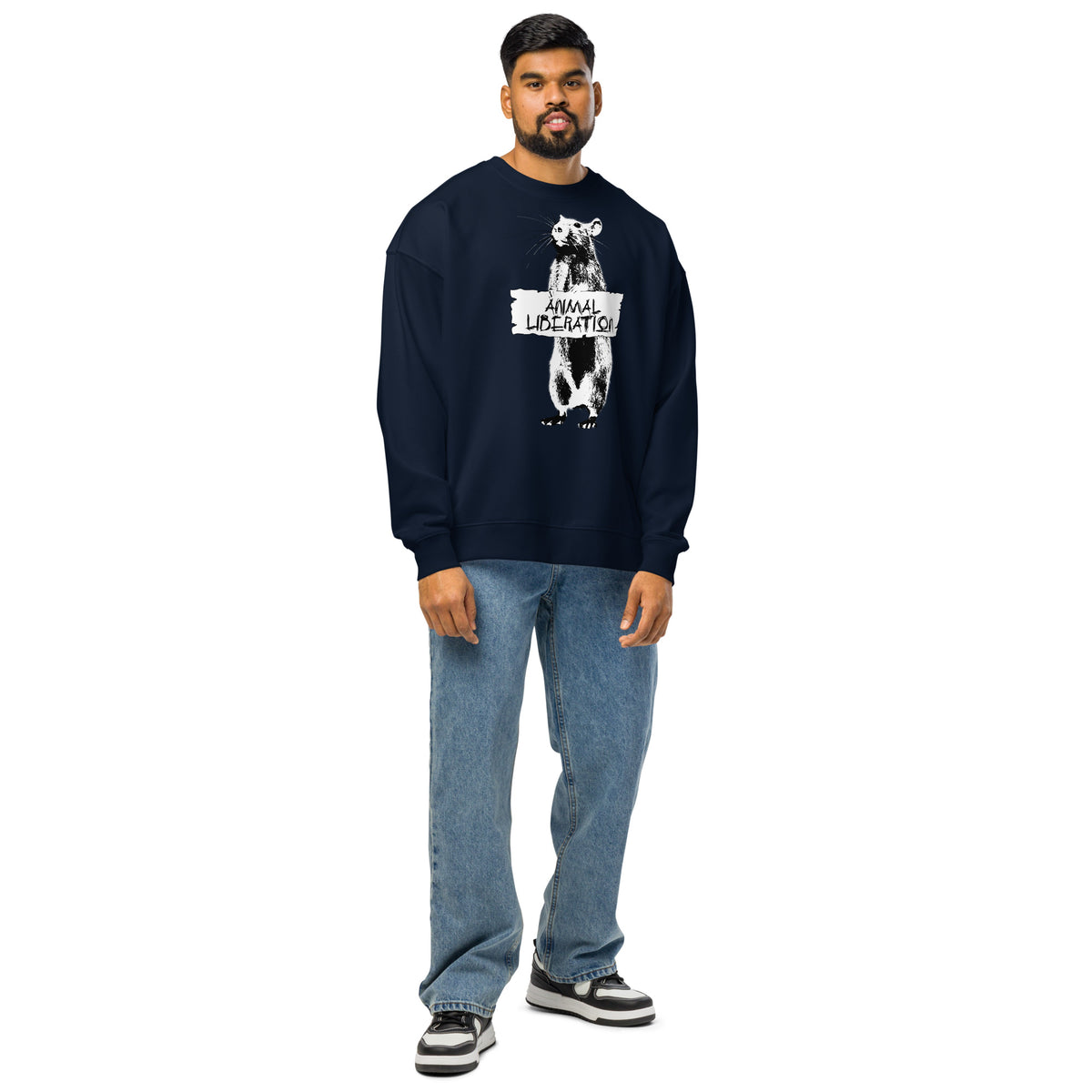 Dunkelblaues Oversize-Sweatshirt am Modell mit Rattenmotiv vorne