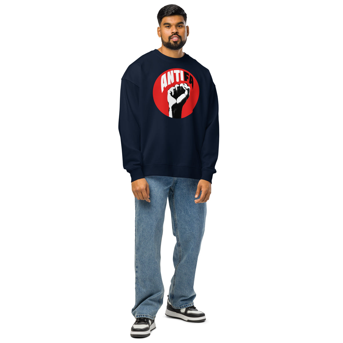 Oversized-Sweatshirt, French Navy, ANTIFA-Print; am Modell mit Jeans getragen