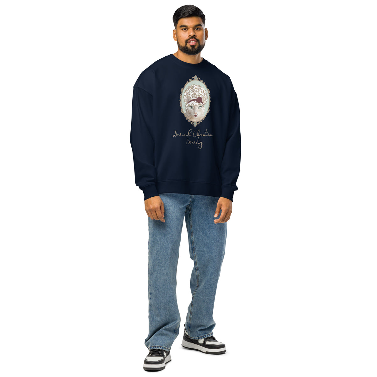 Oversize-Sweatshirt French Navy mit Katzen-Frontprint; Modell trägt den Pulli vorne sichtbar