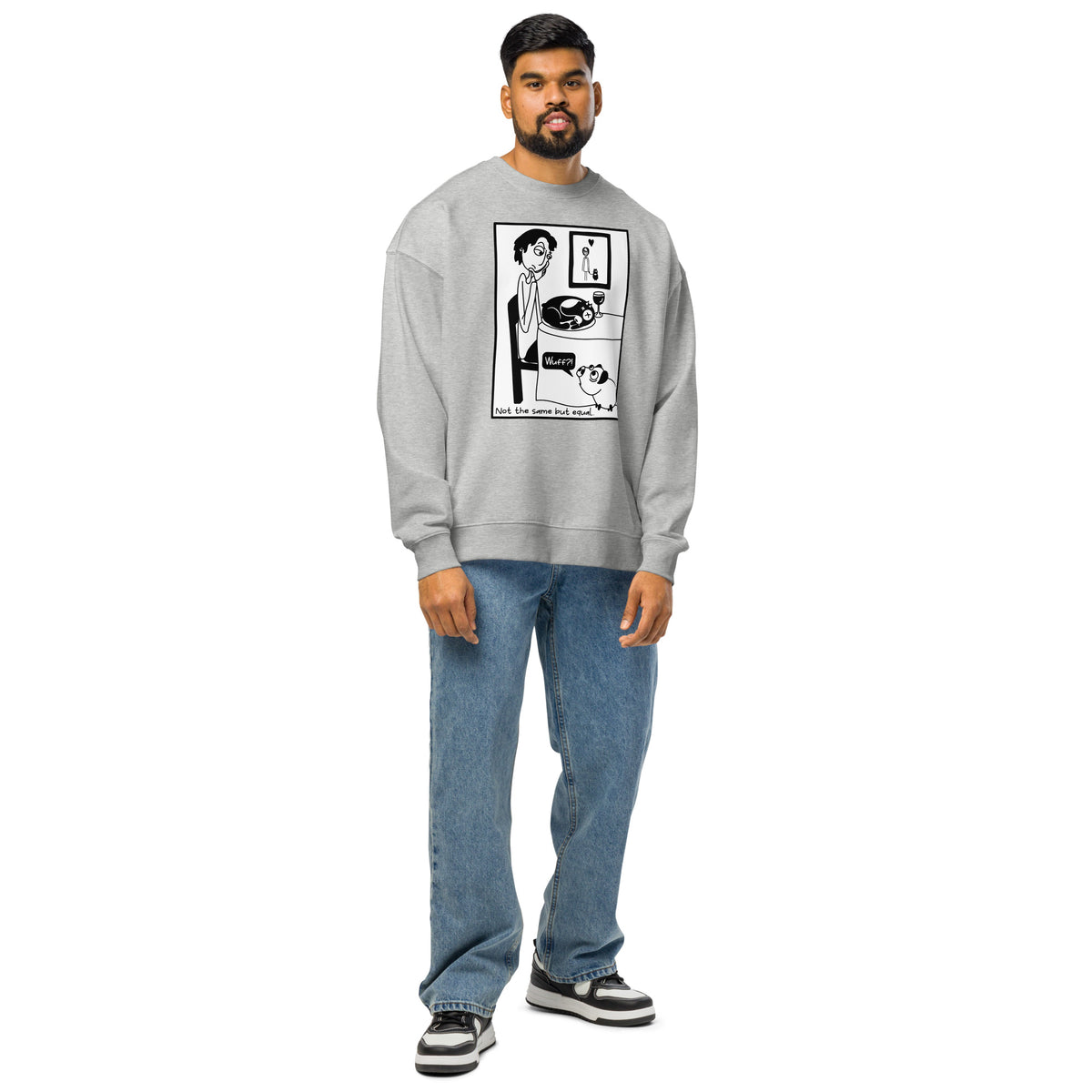 Hellgraues Oversized-Sweatshirt am Modell getragen, mit Frontprint