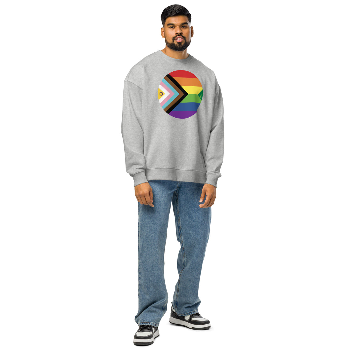 Oversize-Sweatshirt Heather Grau am Model mit Regenbogen-Kreis-Motiv vorne