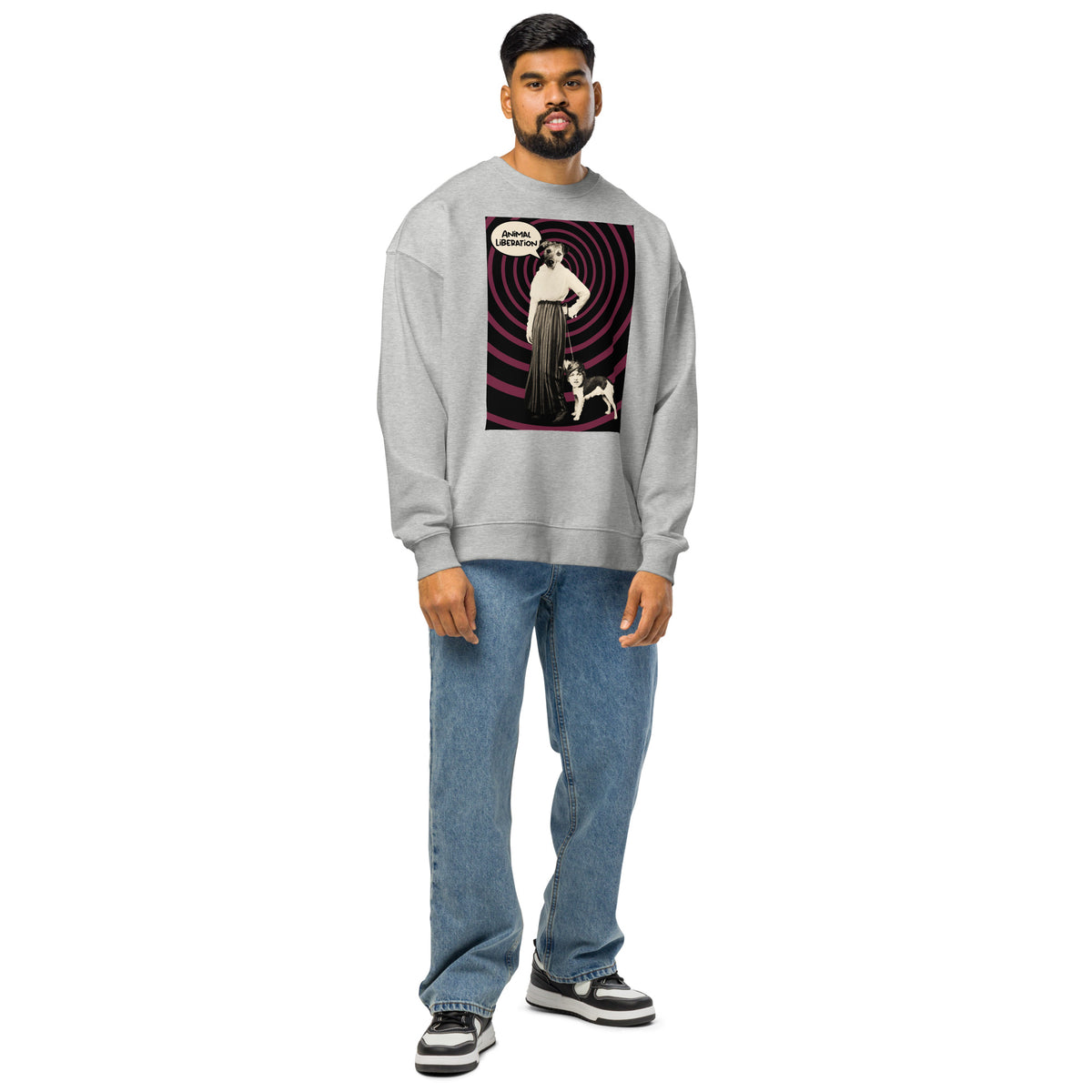 Oversize-Sweatshirt in meliertem Grau am Model mit Frontprint und Rundhalsausschnitt.