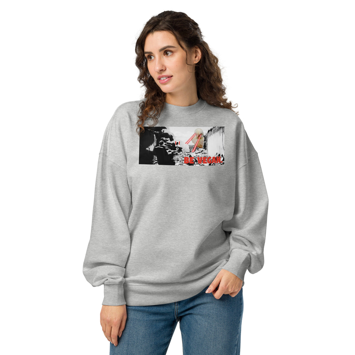 Oversized Sweatshirt Heather Grau am Modell mit Frontdruck „BE VEGAN“