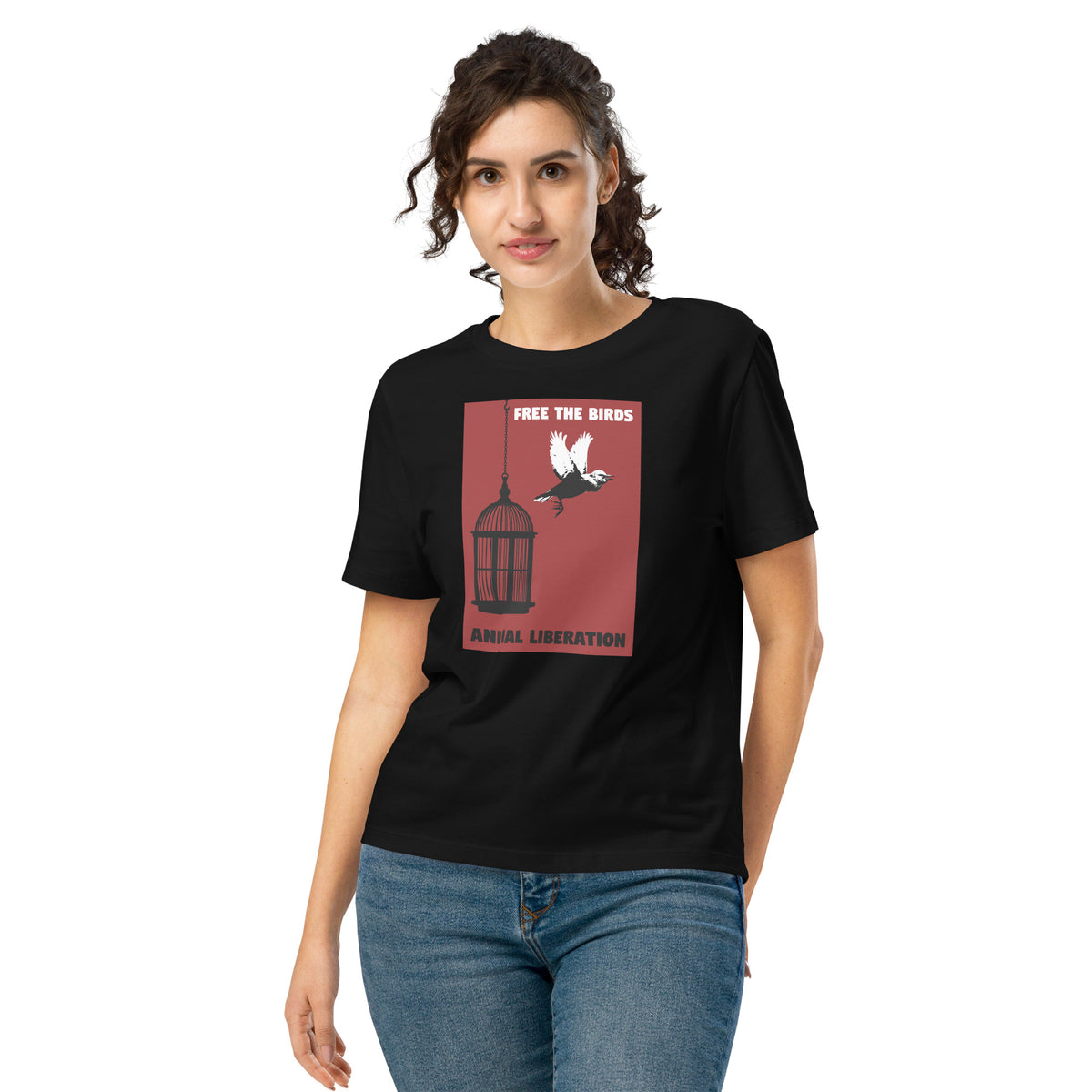 Schwarzes Damen-T-Shirt am Model mit Vogelkäfig-Aufdruck im Vorderbereich
