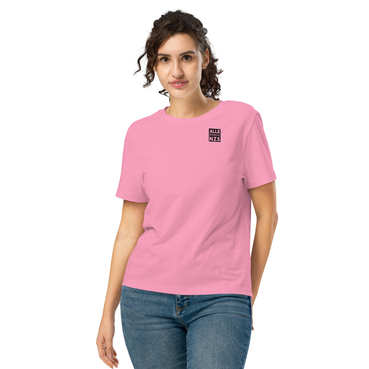 Veganes Bio Damen-T-Shirt am Modell getragen, rosafarben, mit Brustprint „ALLE HASSEN NZS“
