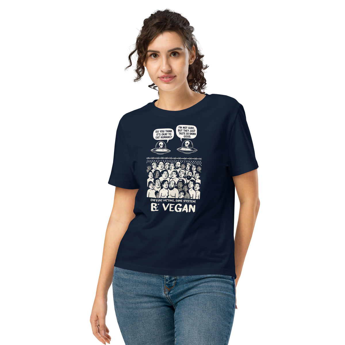 Dunkelblaues Damen-T-Shirt am Model mit Frontprint „BE VEGAN“ und Alien-Motiven
