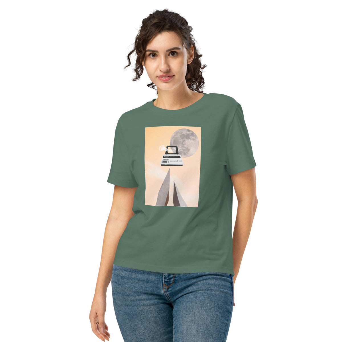 Damen-T-Shirt in dunklem Grün mit quadratischem Grafikdruck, getragen